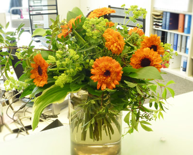 orangener Blumenstrauß mit Gerberas