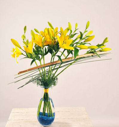moderner Blumenstrauß mit gelben Lilien