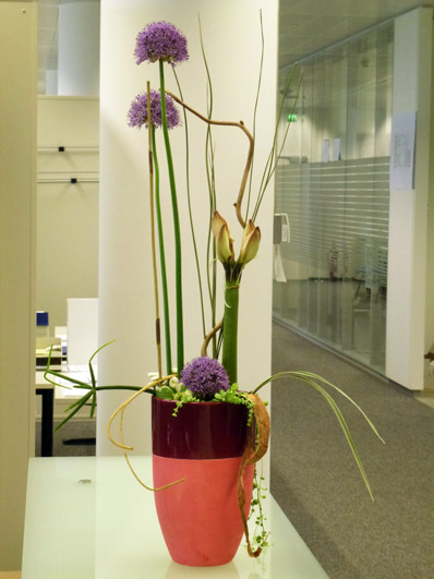 langstielige BlumenKomposition schmückt den Eingangsbereich eines Büros