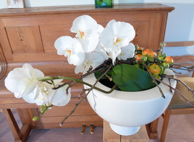 weiße Orchideen in einem Tischgesteck