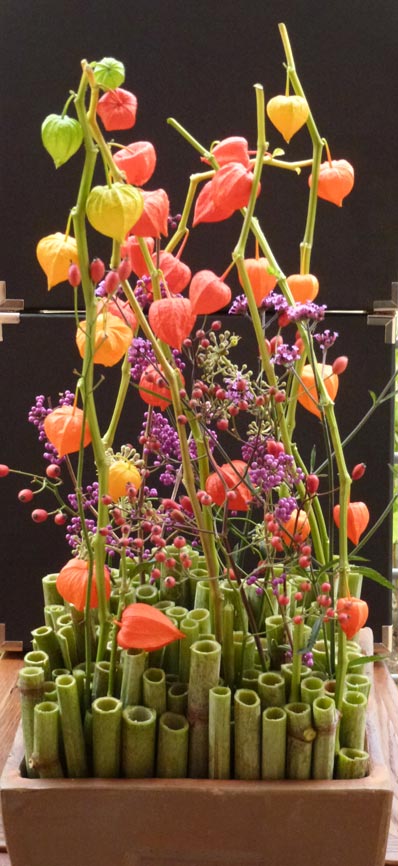 moderne Blumen-Arrangements mit Glockenblumen für Ihre Praxis in Dresden