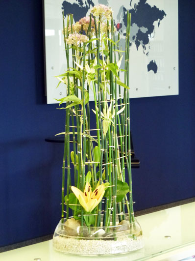 ausgefallenes Blumen-Arrangement mit Lilien