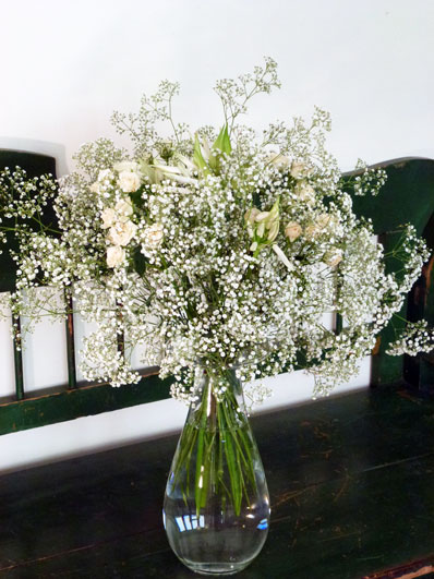 weißer Blumenstrauß mit Schleierkraut