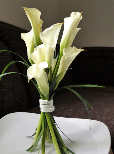 freistehender Blumenstrauß aus weißen Callas