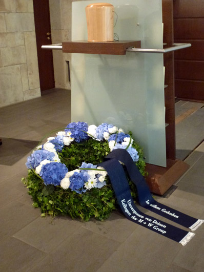 Trauerkranz mit blauen Blumen zur Beerdigung