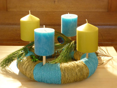 moderne Weihnachtsdekoration mit türkisen und Blauen Kerzen