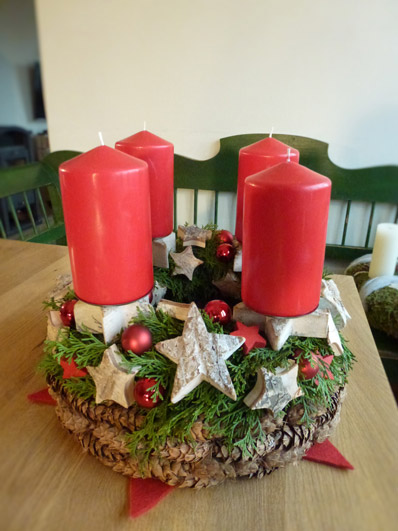 Klassische Weihnachtsdeko in Rot mit Kerzenkranz in Dresden
