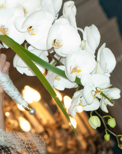 Wasserfall-Brautstrauß mit Orchideen