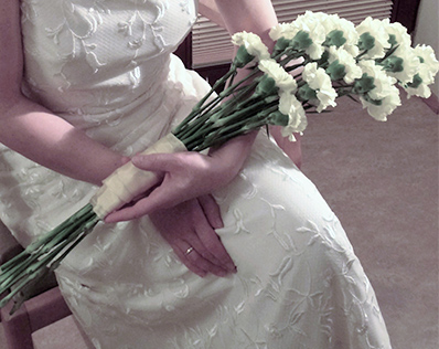 Langstieliger Brautstrauß aus Nelken