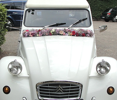 Brautauto mit Blumengirlande passend zum Brautstrauß