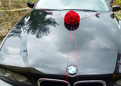 Minimalistischer Autoschmuck aus roten Rosen