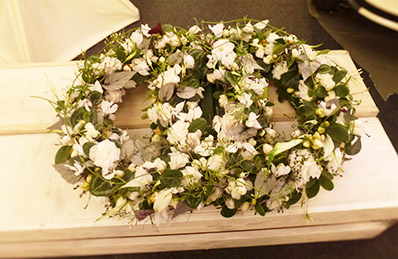 Florale Hochzeitsringe auf dem Brautauto