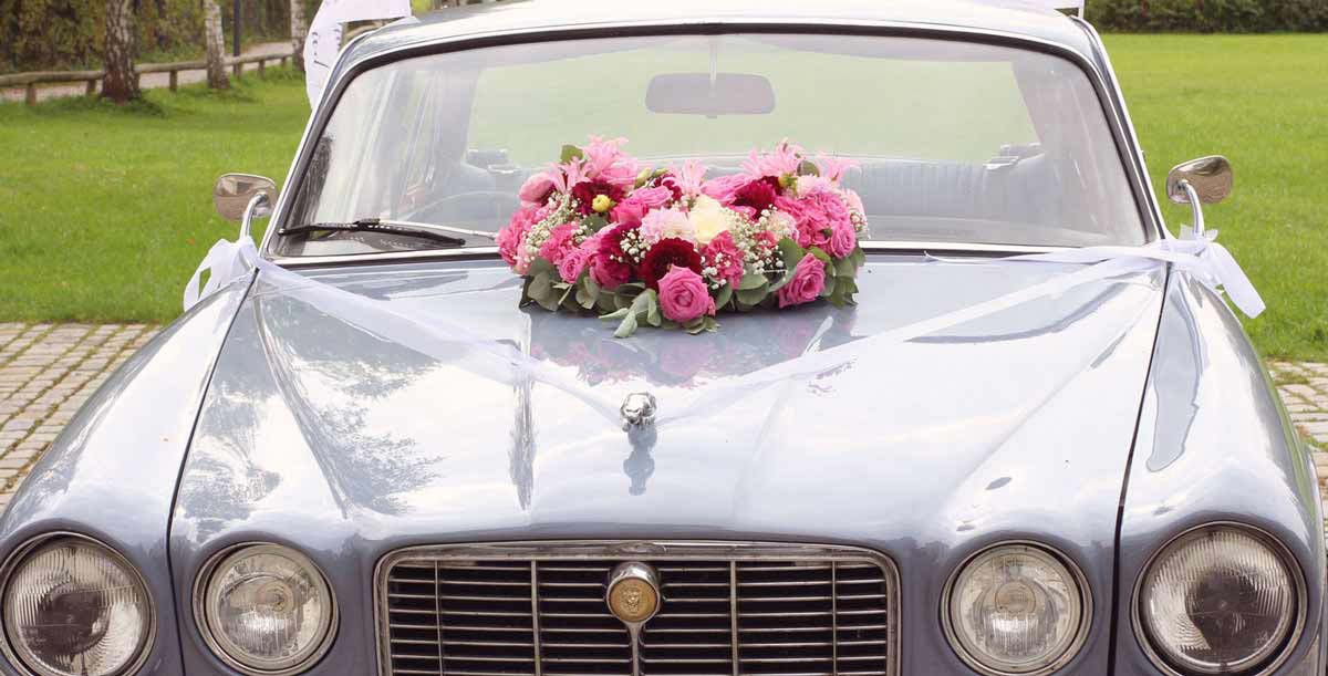 Autoschmuck eines Hochzeitautos