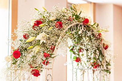 Blumenbogen mit Rosen zur Hochzeit
