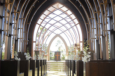 Altar und Kirche mit Blumen verschönert