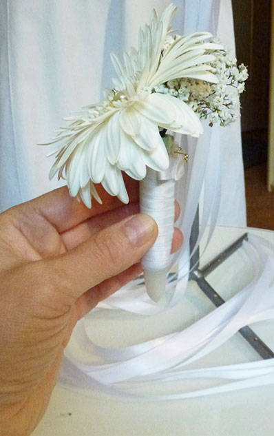 Bräutigam trägt Anstecker passend zum Brautstrauß