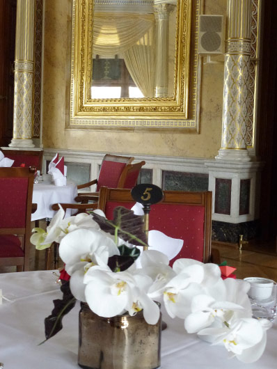 Stilvolle Tischdekoration mit weißen Orchideen von BlumenKompositionen in Dresden