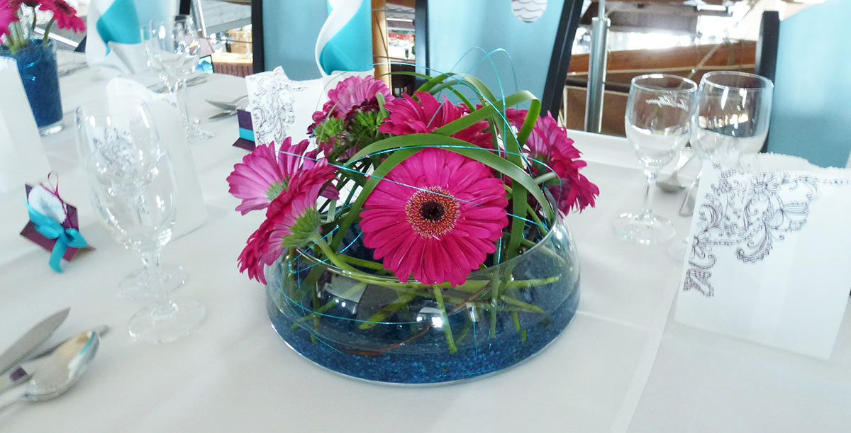 Auffallende Tischdekoration mit Gerberas in Pink und Blau