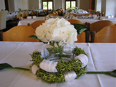 Symbolische Hochzeitsringe aus gebunden Blumen von BlumenKompositionen in Dresden