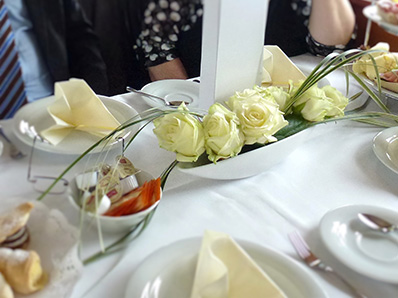 weiße Rosen als Tischdekoration zur Hochzeit