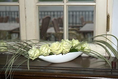 kleine Tischgestecke aus weißen Rosen