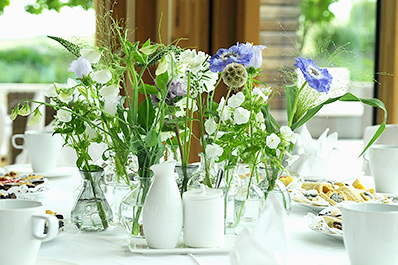 Mit Blumen verzierter Hochzeitstisch