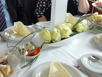 Rose in einer Schale auf einer Hochzeitstafel