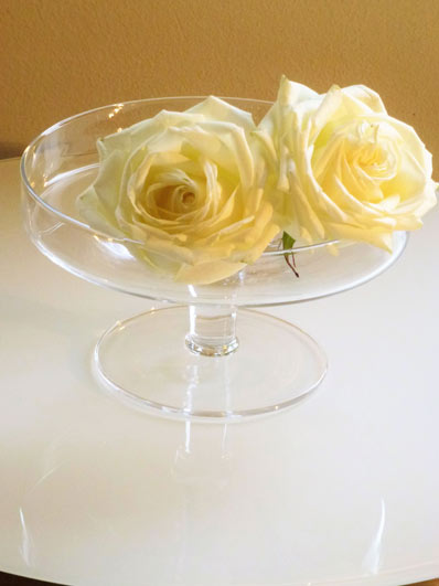Glasschale mit Rosen