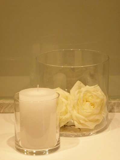 Vasen mit Rosen